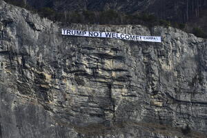 Švajcarski aktivisti okačili transparent na planini: Tramp nije...