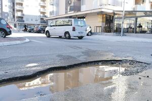 Problemi stanara u Siti kvartu: Krateri na ulici između zgrada i...