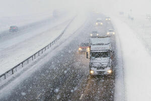 Snijeg pogodio veći dio Britanije: Vozači noć proveli u kolima...
