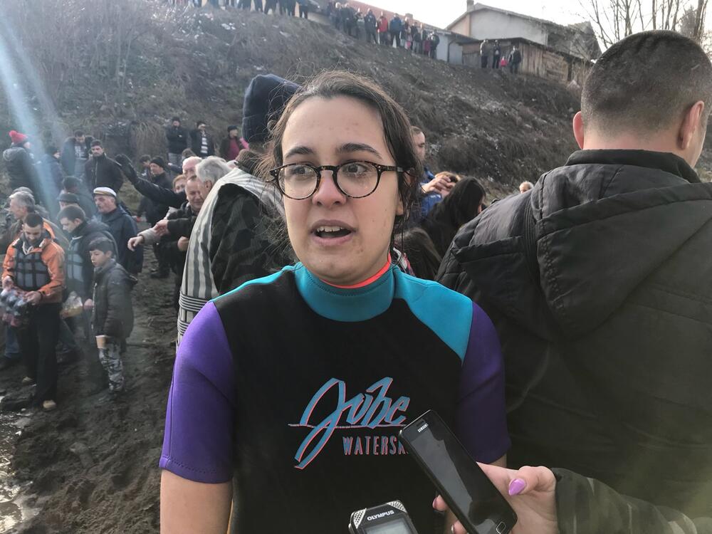 Plivanje za časni krst, Ana Begović