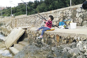 Novi barski klub upozorava: Sa obale nema gdje da se peca