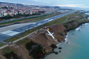 Avion sa 162 putnika sletio sa piste u Turskoj