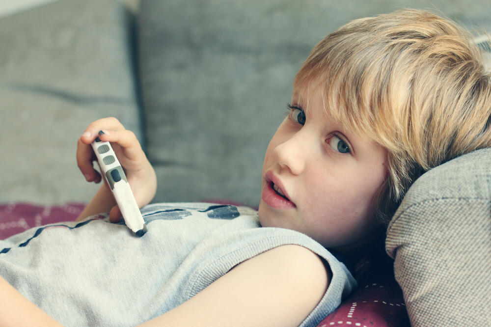 dijete sa smart telefonom, Foto: Shutterstock