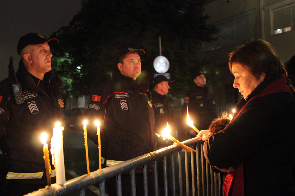 Protest, paljenje svijeća, Foto: Filip Roganović