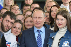 Šta sve Kremlj radi zbog izbora: Daju ajfon za najbolji selfi sa...