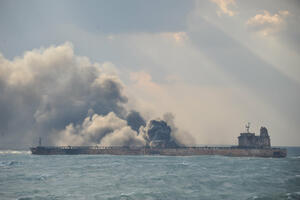 Eksplodirao iranski naftni tanker: Spasilački brodovi morali da se...