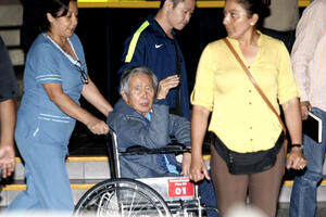 Fuhimori izašao iz bolnice u Limi: Ušao u džip sa zatamnjenim...