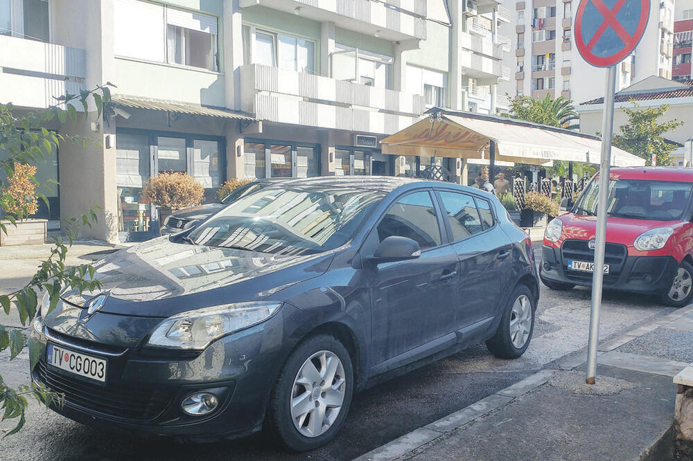 Parking Tivat, Foto: Siniša Luković