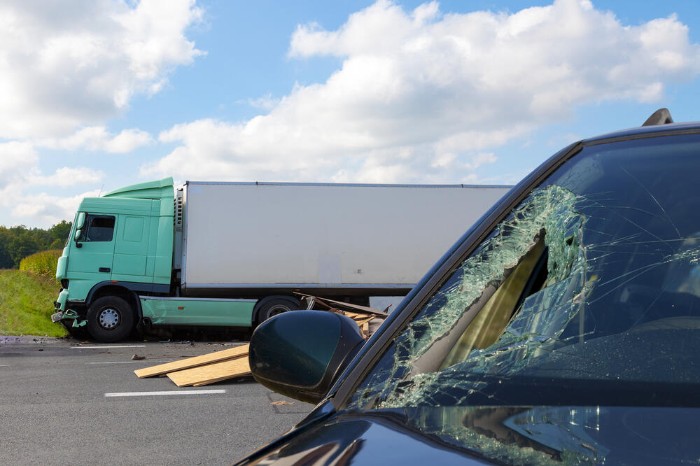 Kamion, auto, saobraćajna nesreća, Foto: Shutterstock