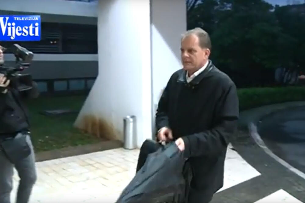 Stijepović na ulasku u staru zgradu Vlade, Foto: TV Vijesti