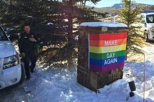 Učinimo Ameriku ponovo gej: Pensa u Aspenu dočekao transparent...