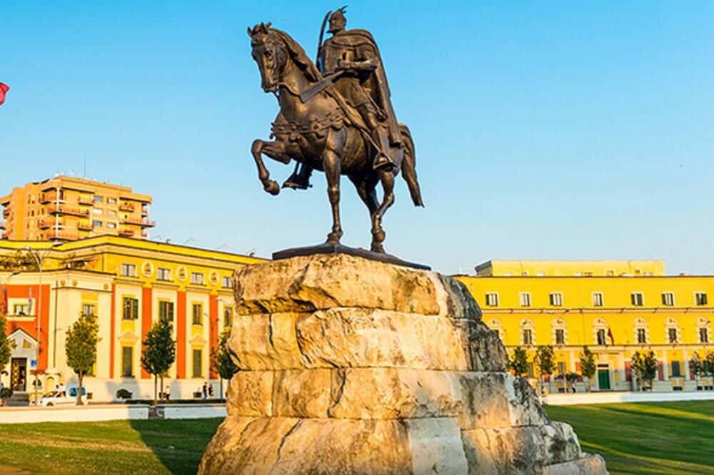 Spomenik bi bio replika onog u Tirani, Foto: Shutterstock