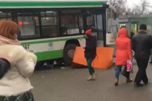 Moskva: Autobus uletio u stajalište