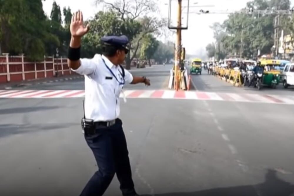 Saobraćajni policajac, Indija, Foto: Screenshot (YouTube)