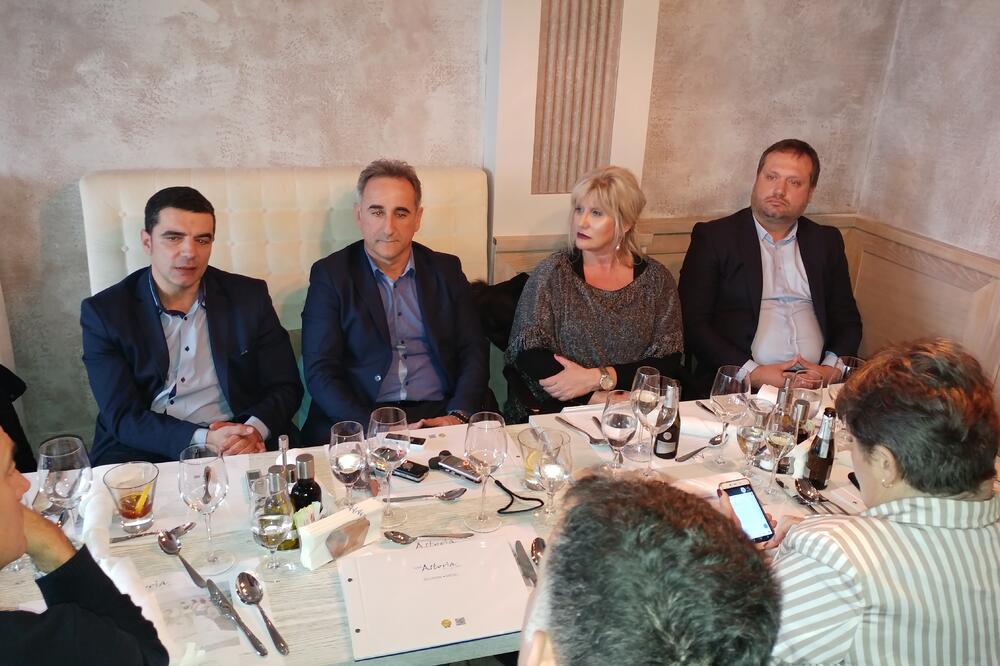 Novogodišnji koktel. Opština Tivat, Foto: Siniša Luković