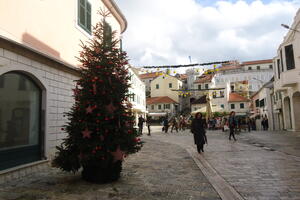 Herceg Novi: Završeno novogodišnje ukrašavanje grada