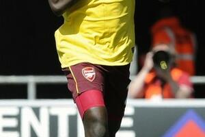 Arsenal "traži način" kako da pomogne Emanuelu Ebueu