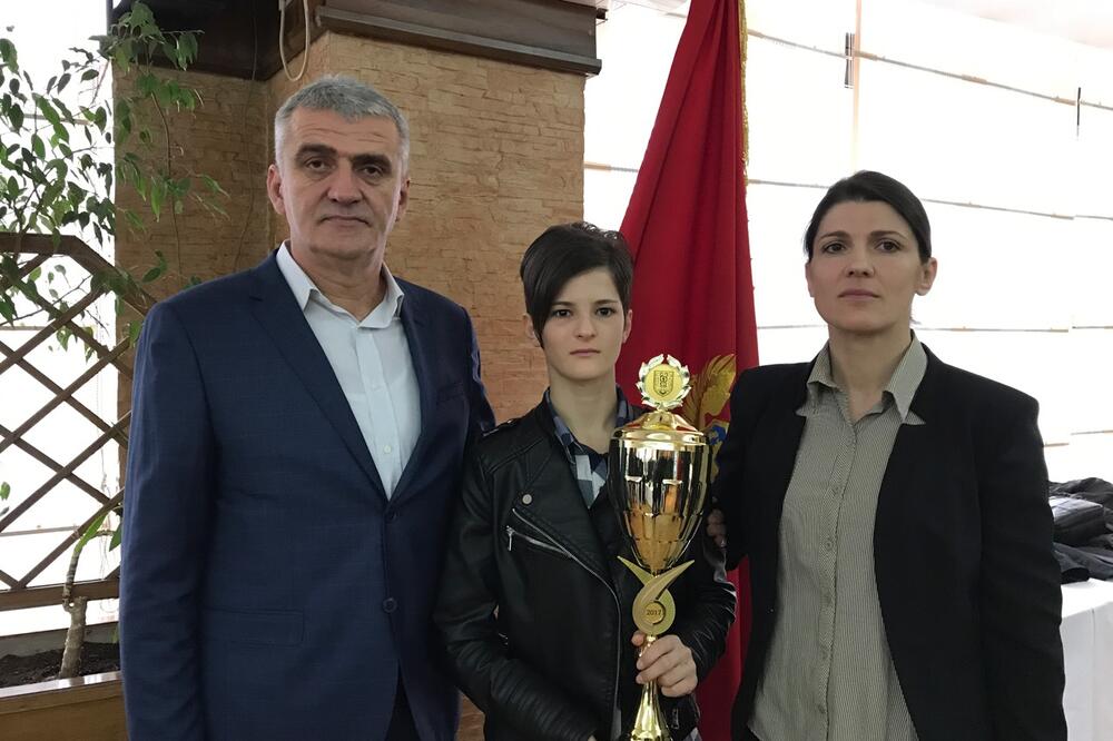 Ivana Nikolić sa roditeljima, Foto: Svetlana Mandić