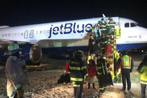Boston: Avion skliznuo s piste, vatrogasci vadili putnike