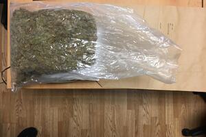 Bar: Policija ispod haube našla oko kilogram marihuane, tri osobe...