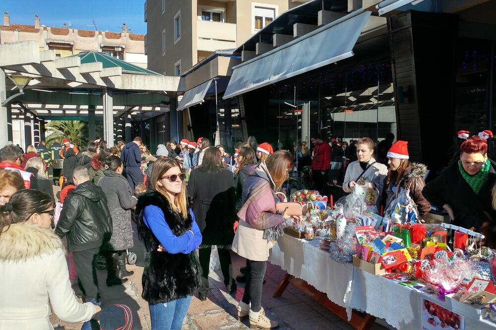 Novogodišnji bazar Tivat, Foto: Siniša Luković