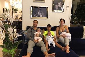 Puna kuća: Kristijano Ronaldo u prazničnom izdanju sa svom djecom