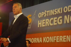 Đukanović u HN: DPS da ne slijedi ponašanje opozicije na državnom...