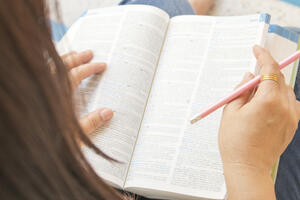 Riječ 2017. godine po Oksfordovom rječniku je...