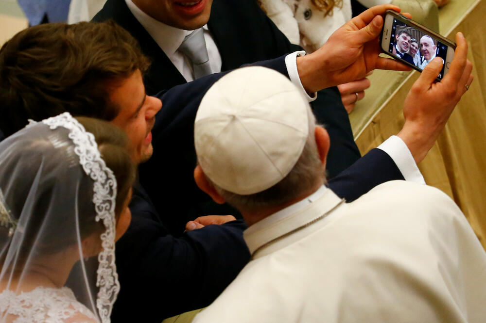 Papa Franjo, mladenci, Foto: REUTERS/Tony Gentile