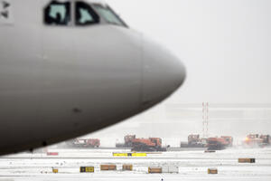 Frankfurt: Aerodromske piste blokirane zbog snijega i leda,...