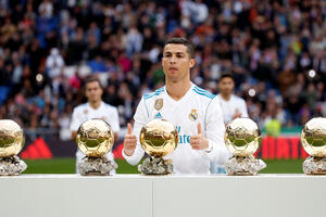Ronaldo pozirao na Bernabeuu sa pet Zlatnih lopti