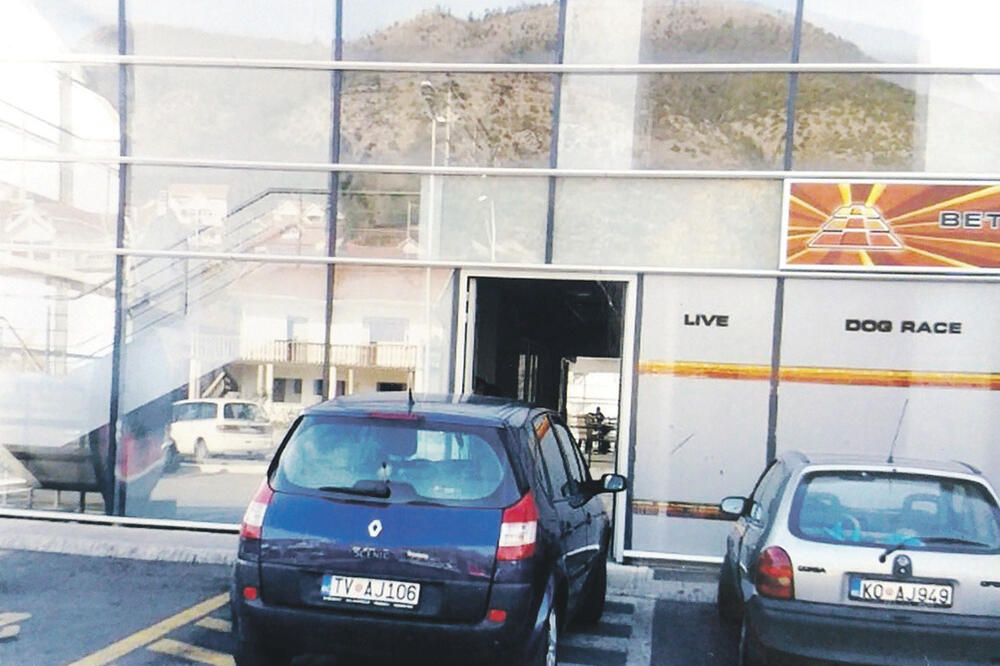 Slaviša Ognjanović nepropisno parkiranje, Foto: Čitalac "Vijesti"