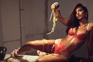 Osuli po Emili Ratajkovski: Obuci se i nađi pravi posao!