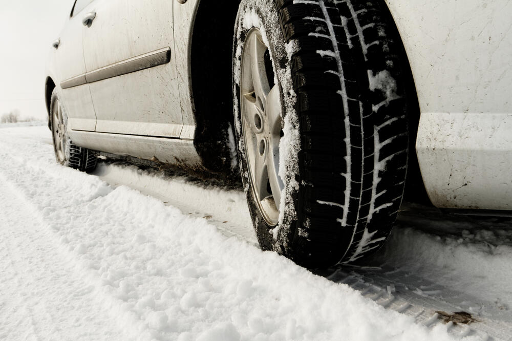 auto, vožnja, snijeg, Foto: Shutterstock