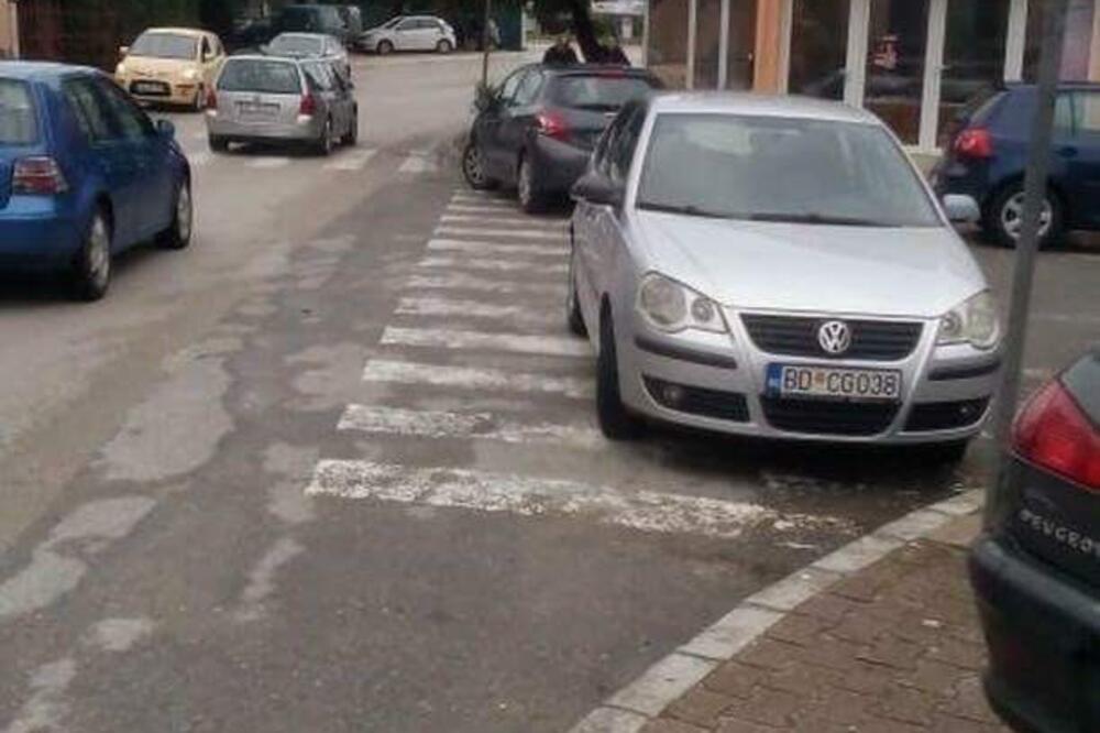 Nepropisno parkiranje, Budva, Foto: Čitalac "Vijesti"