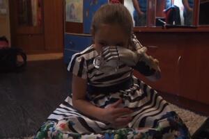 Mala Ruskinja sada može da podigne čašu