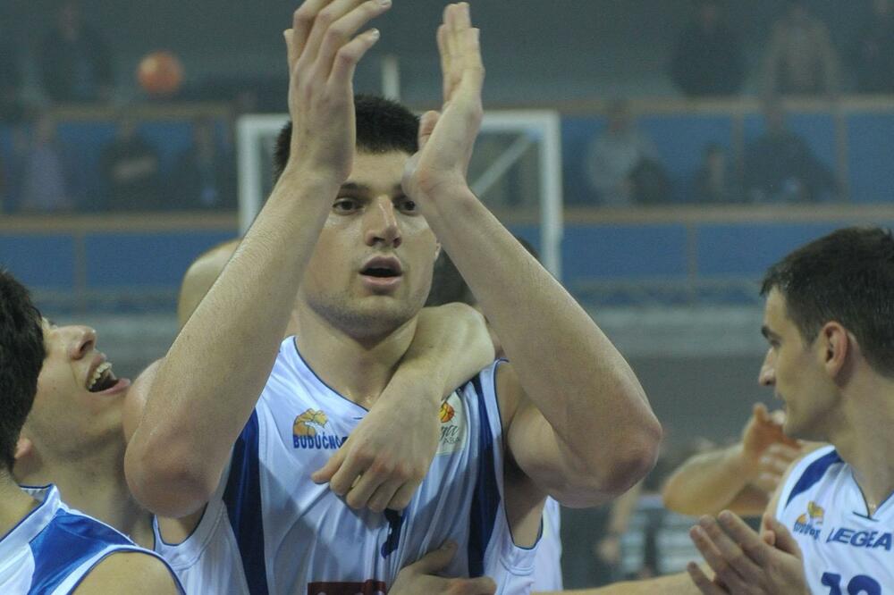 Nikola Vučević u dresu Budućnosti prije osam godina, Foto: Savo Prelević