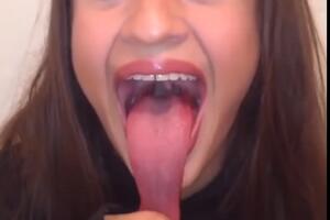 Ima li ova djevojka najduži jezik na svijetu?