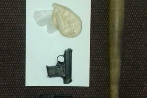 Pretresi u Herceg Novom: Pronađeni gasni pištolj, palica,...