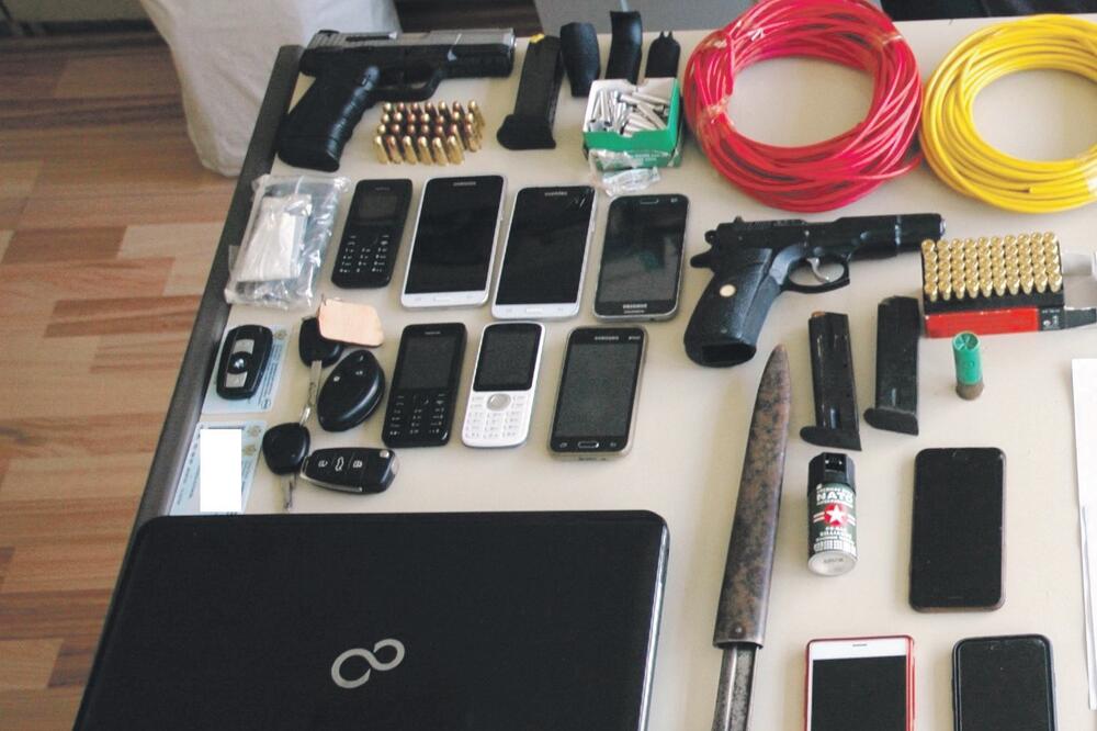 Pištolji, municija, mobilni telefoni, Foto: Uprava policije