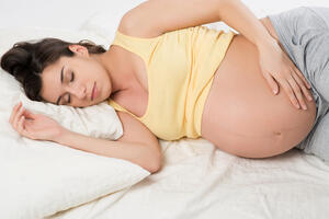Stručnjaci savjetuju trudnicama spavanje na boku