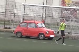 Hit na internetu: "Fića" na fudbalskom terenu, postavljanje korner...