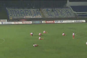 Nestvarne scene u Srbiji: Igrači iz protesta sjeli na teren,...