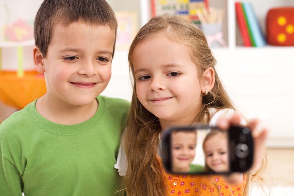 djeca, mobilni telefon, Foto: Shutterstock.com