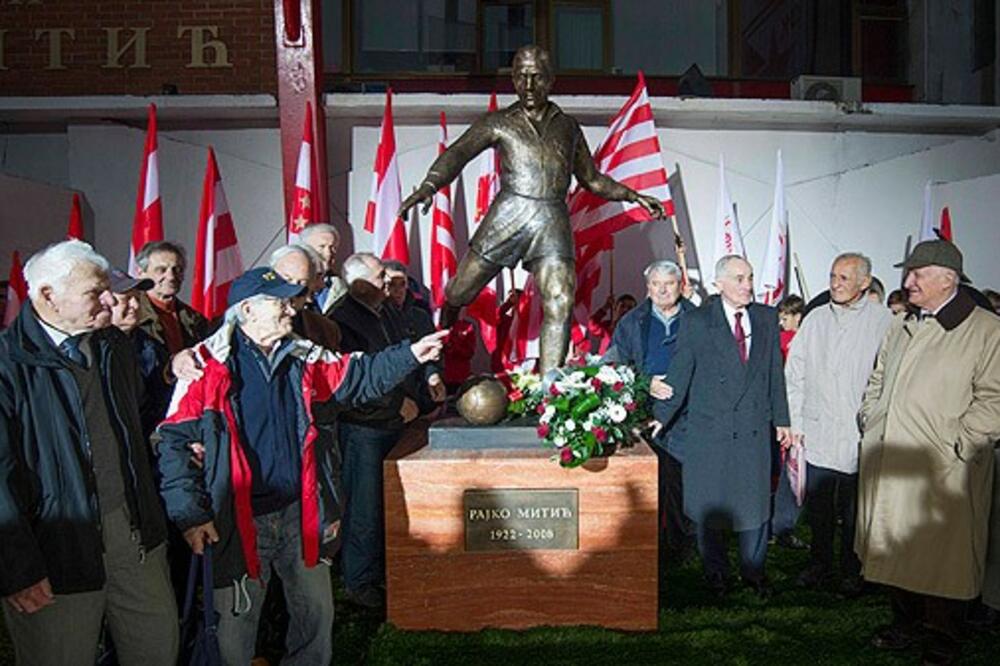 Spomenik Rajko Mitić, Foto: Crvenazvezdafk.com