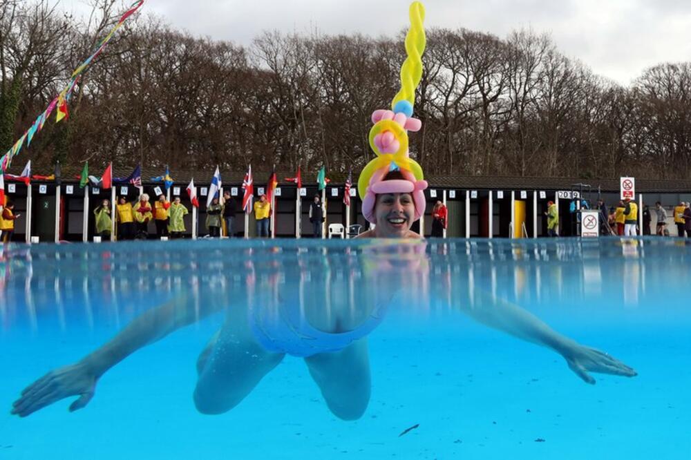 Učesnica na takmičenju u plivanju u hladnoj vodi u južnom Londonu, Foto: Reuters
