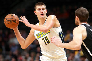 Jokić odigrao meč karijere, brutalni Adetokunbo, Dejvis i Kazins...