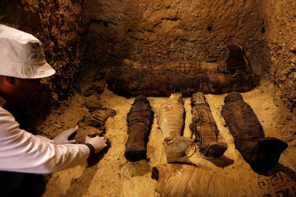 Arheolog pored pronađenih mumija, Foto: Reuters