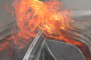 Cetinje: "Tojota" izgorjela u požaru