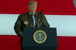 Tramp skinuo sako zbog pilotske jakne: "Sviđa mi se, zadržite moju...